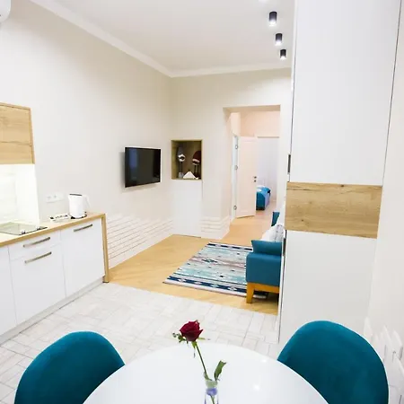 On Mosyazhna Street 4 * לבוב